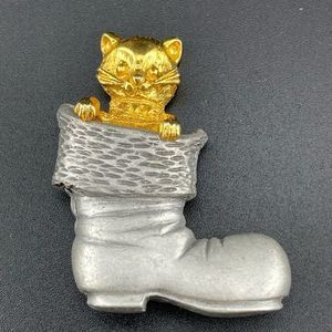 Adorable Cat Santa Boot Brooch Pin Pewter